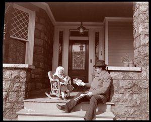 Edgar Smith med datteren på trappen til hans bolig i Elmhurst, Long Island;, 1902-3 (sølv gelatintrykk)